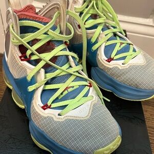 LEBRON XIX (Grade school) size 3.5 Y